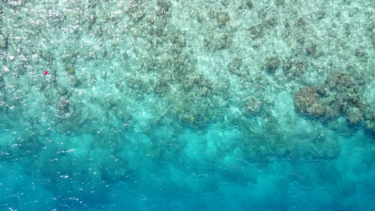 外观旅游海滩度假蓝海和接近冲浪的白色沙滩背景天气晴朗视频