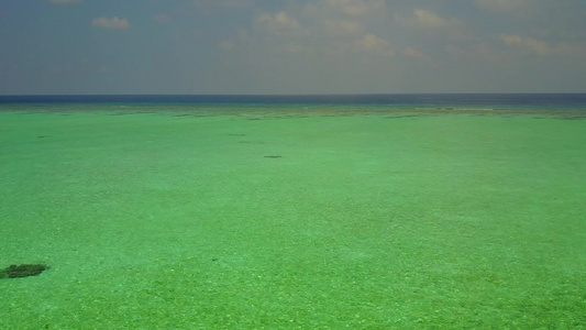 用蓝海和沙洲附近的白沙背景复制热带海岸海滩野生动物视频