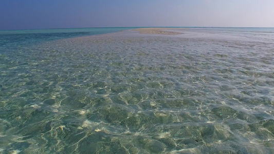 阳光明媚的豪华海岸海滩风景沿蓝海和沙巴附近白沙滩背景视频