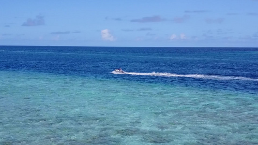 近海白沙背景蓝海美丽海湾海滩广角旅游视频