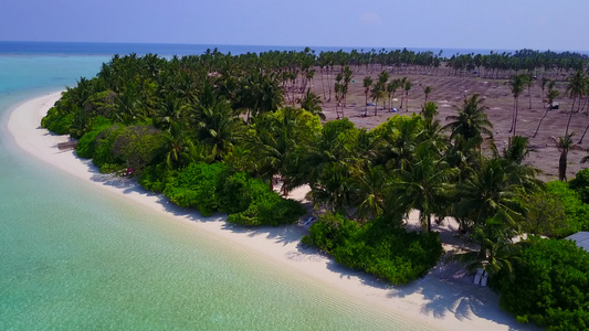 天堂海岸海滩之旅的阳光景观在礁石附近有白沙背景的绿松石视频