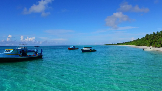 热带海湾海滩度假的温暖全景海面附近有白色沙子背景的视频