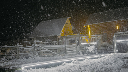 4K升格禾木契巴罗依村的鹅毛大雪视频