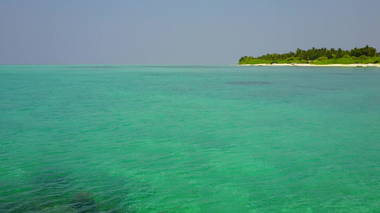 珊瑚礁附近白沙背景的蓝色泻湖热带海湾海滩度假浪漫之旅视频