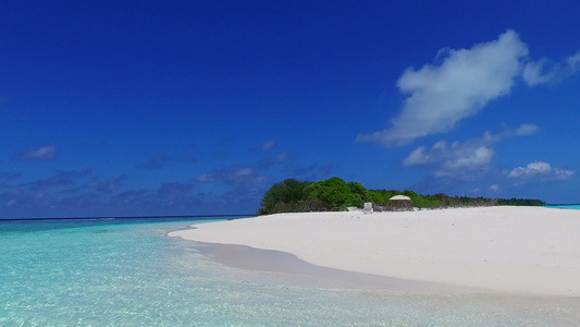 蓝海和靠近珊瑚礁的白沙背景白天天空空空放松海湾海滩视频