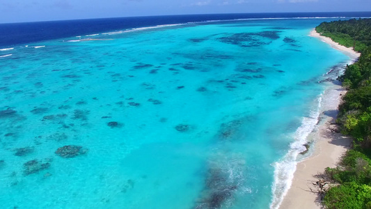 沙滩附近的绿绿水和白色沙沙底背景的海滨冒险之旅Sandbank视频