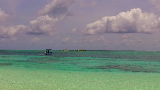 阳光明媚的热带海湾海滩度假风景蓝海和接近冲浪的白沙视频