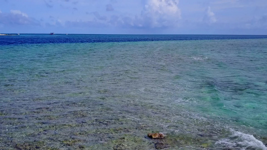 蓝水和棕榈附近白沙底背景的异国海湾海滩生活方式的浪漫视频