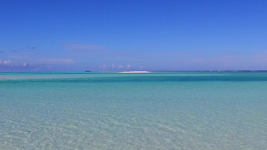 白沙背景的蓝色海洋在冲浪附近沿蓝海航行的长边海岸海滩视频