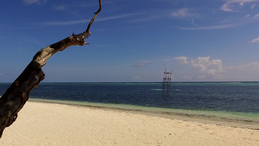 热带环礁湖海滩的浪漫纹理冒险由蓝色海洋进行白沙背景视频