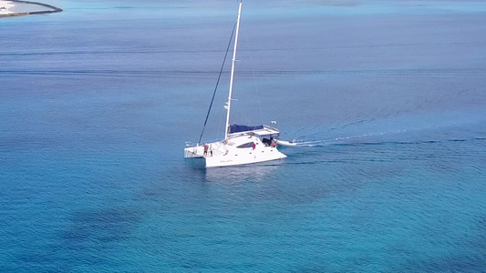 蓝绿色海洋和靠近度假胜地的白沙背景热带海滨海滩冒险视频