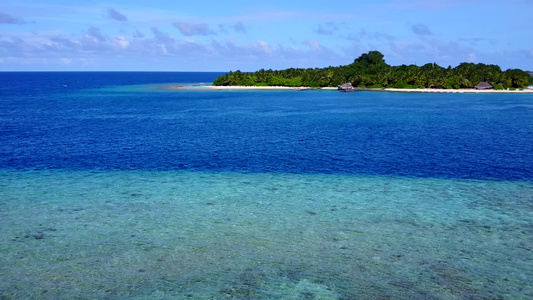 日落前清水和白沙背景的豪华海滩海滨航程宽角全景视频