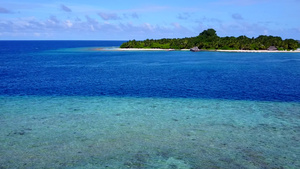 日落前清水和白沙背景的豪华海滩海滨航程宽角全景10秒视频