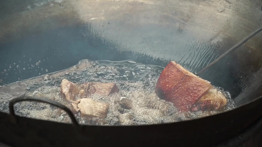 湖南地方美食虎皮扣肉美食制作新鲜出炉视频