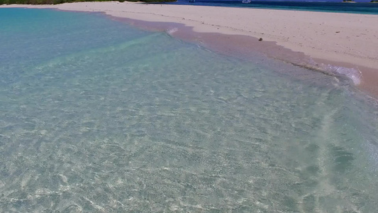 美丽的环礁湖海滩度假的广角景色由阳光下有明亮沙子背景视频