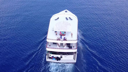 蓝海和阳光下白色沙滩背景的海洋海岸海滩时间白天是海景视频