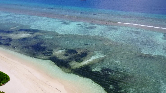 以蓝色环礁湖和靠近度假胜地的清洁沙土背景进行美丽的视频