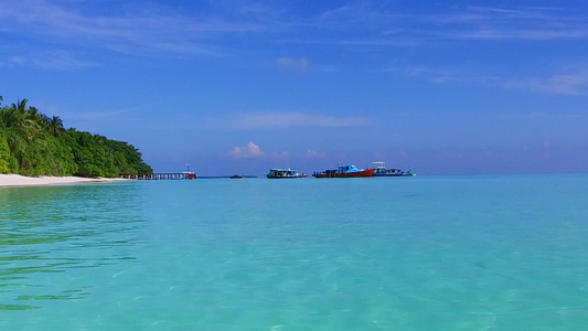 度假村附近清澈的海洋和白色沙滩背景的豪华海滨海滩时间视频