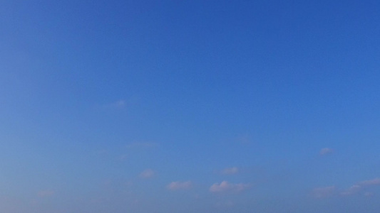蓝水和沙滩附近白沙沙底背景的豪华海岸海滩之旅视频