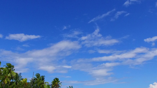 浅海和沙洲附近白沙背景的美丽海景海滩探险广角全景视频