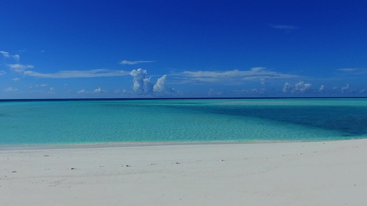 热带海洋观光旅游的空旷旅游海平面和棕榈附近的白沙背景视频