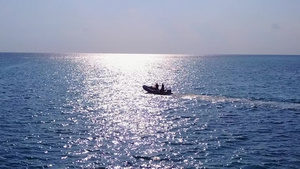 阳光明媚的海上海岸海滩生活方式之旅由海平面蓝海和沙巴14秒视频