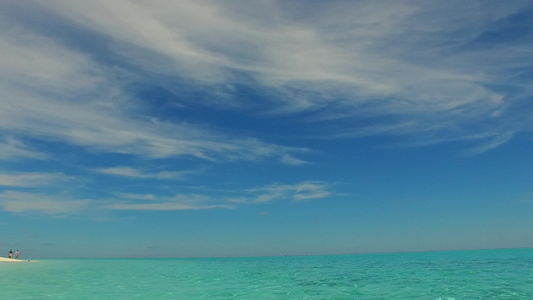 环礁岛海滩旅游在度假胜地附近有清洁沙土背景的清咸环礁视频