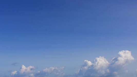 以蓝海和靠近度假胜地的白沙背景打破海滩平定的海景宽角视频