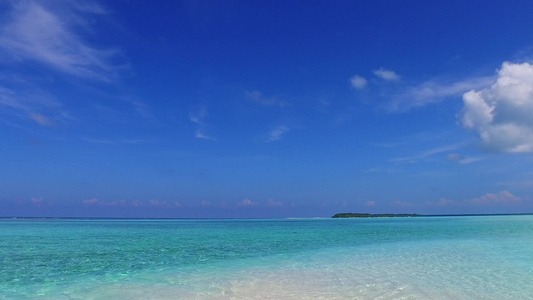 热带海湾海滩通过透明的阳光下有清洁沙滩背景的透明海洋视频