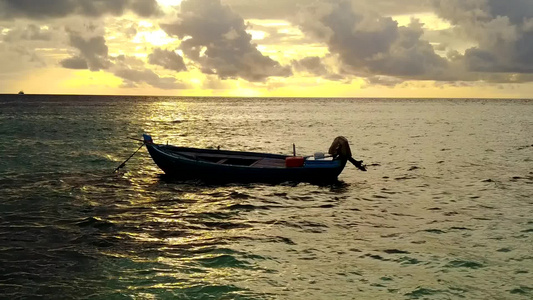 蓝海和冲浪附近的白沙背景的海洋度假度假胜地海滩生活视频