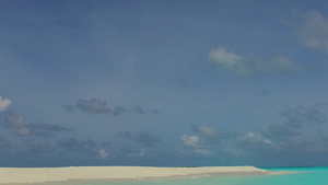 蓝色环礁和白色沙滩背景的完美海湾海滩之旅浪漫风景靠近12秒视频