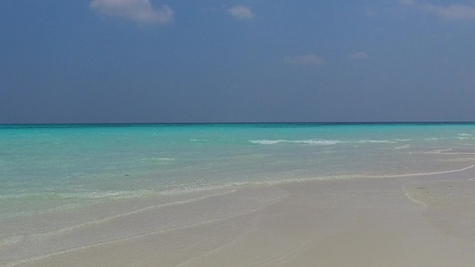 天堂岛海滩度假的浪漫主义性质蓝海和波浪附近的白色沙滩视频