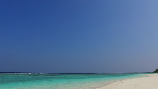 清夏夏天沙滩节以蓝水和白沙背景在度假胜地附近举行视频