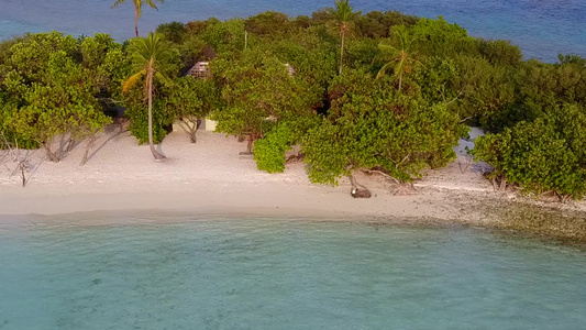 阳光明媚的豪华海滨海滩之天空由蓝色绿色环礁湖和靠近视频