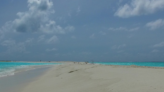 以棕榈附近透明的水和白沙背景进行海滨海滩冒险之旅的视频