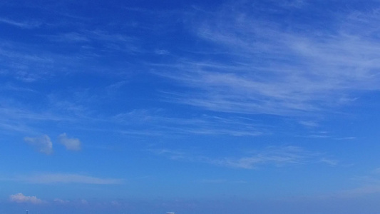 在沙洲附近的蓝海和白沙背景下复制异国旅游海滩旅行的视频