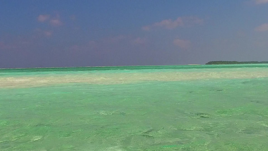 日出后白沙背景透明海洋美丽海岸线海滩度假的温暖旅游视频