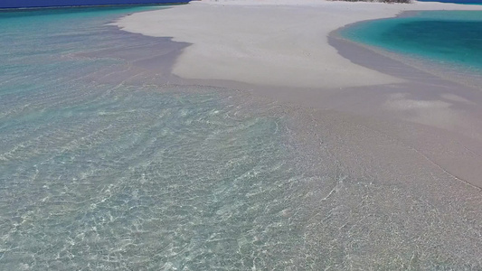 利用沙巴附近有白色沙滩背景的清晰环礁湖复制完美海观视频