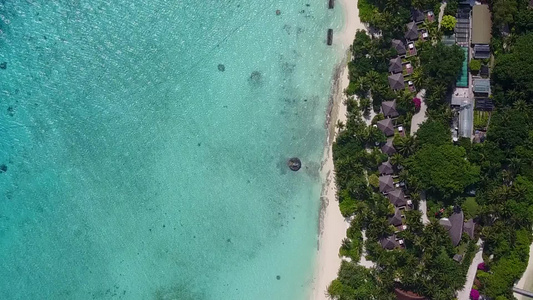 日出后以白沙为背景的蓝色海经蓝海旅行的热带湾海滩空空视频