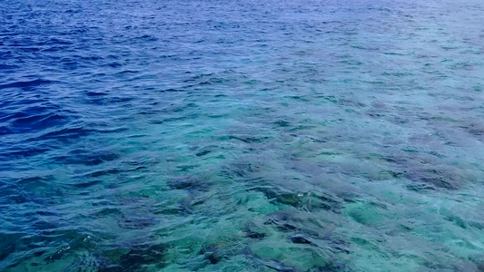 以蓝海和沙巴附近浅沙地背景为例的宁静度假度假胜地海滩视频