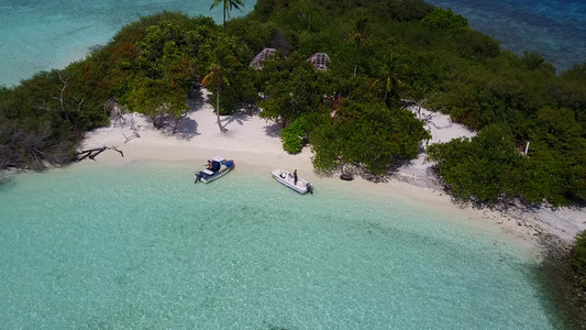 海滨海滩因蓝海而断裂日落前有白色沙沙底背景的蓝海视频