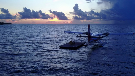 蓝绿色的海洋和沙洲附近的白沙背景田园诗般的海岸海滩视频