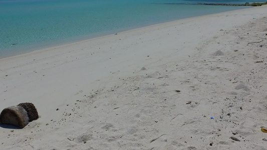 阳光明媚的海滨沙滩晴朗天空由蓝色环礁湖和白沙在阳光视频
