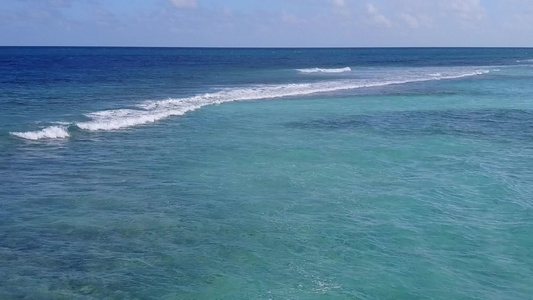 以蓝海航行在棕榈附近有浅沙背景的蓝色海面上视频