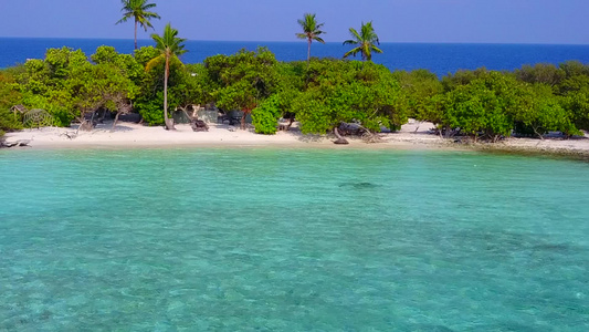 以蓝海和白沙为背景在海浪附近断开的宁静岛屿海滩视频