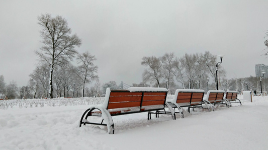 雪雪覆盖的长椅视频