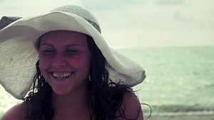 在海滩上微笑的害羞女性模特笑着镜头4k片段19秒视频