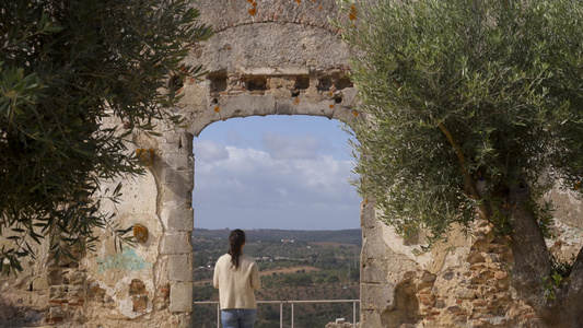 蒙泰莫诺诺诺伏石雕城堡的女旅行者在Portugal视频