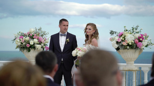 结婚仪式上的新娘和新郎一对相爱的年轻情侣站在拱门旁11秒视频