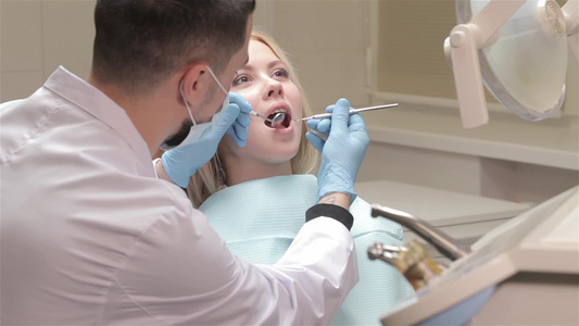检查女孩牙齿的牙医视频